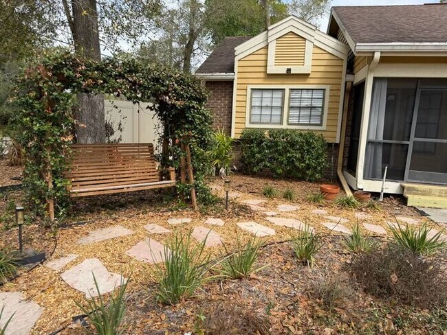 Building Photo - Beautiful 4 bed 2 bath Pool home