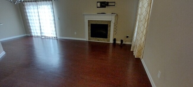 Foto del edificio - Room in Townhome on Keystone Park Dr