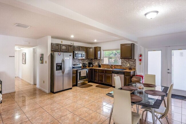 Foto del edificio - 2704 Raeford Rd