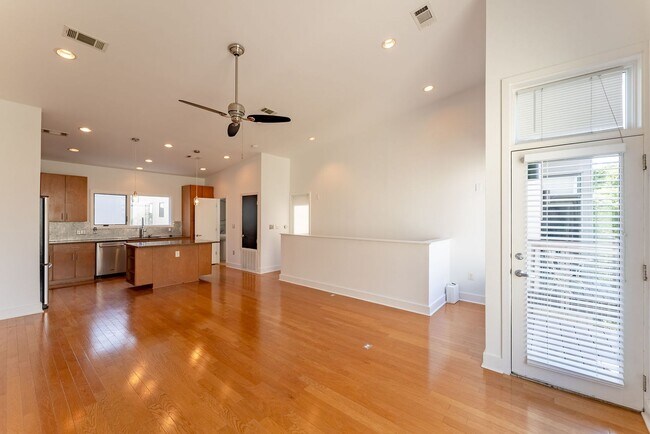 Foto del edificio - Welcome to a stunningly beautiful 2 bed 2.5 bath located in the heart of Austin, TX!