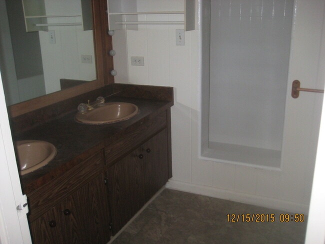 Building Photo - Hu, Andra