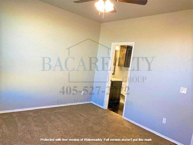 Building Photo - Move in Special - 3br 2ba duplex with 2 ca...