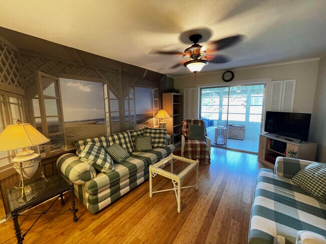 Building Photo - 2111 NE 1st Ct