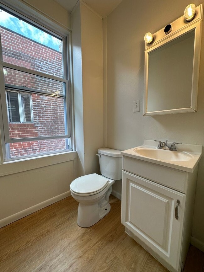 Building Photo - Huge Two Bedroom Apartment on Dawson Stree...