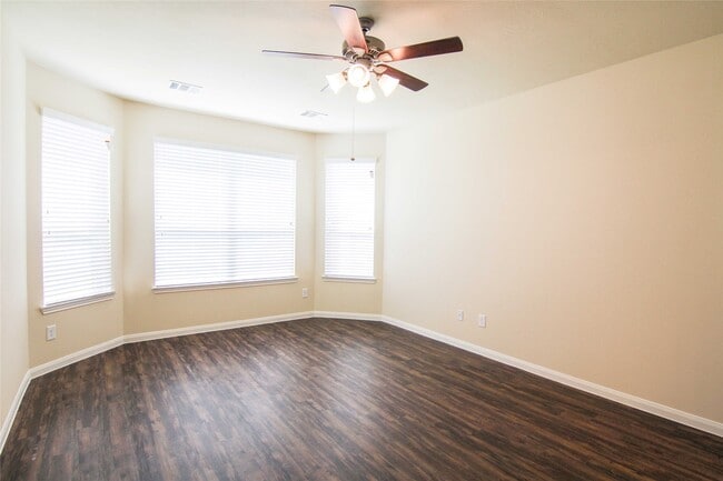 Building Photo - 3771 Lake Bend Shore Dr