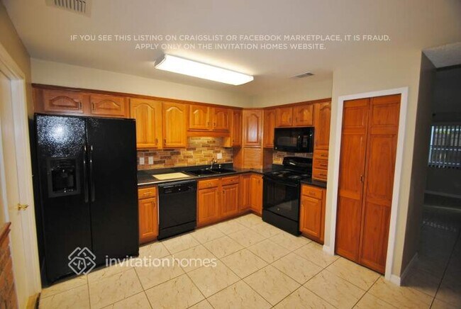 Building Photo - 930 Waverly Dr