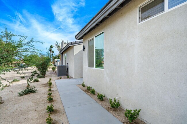 Building Photo - 49236 Cochran Dr