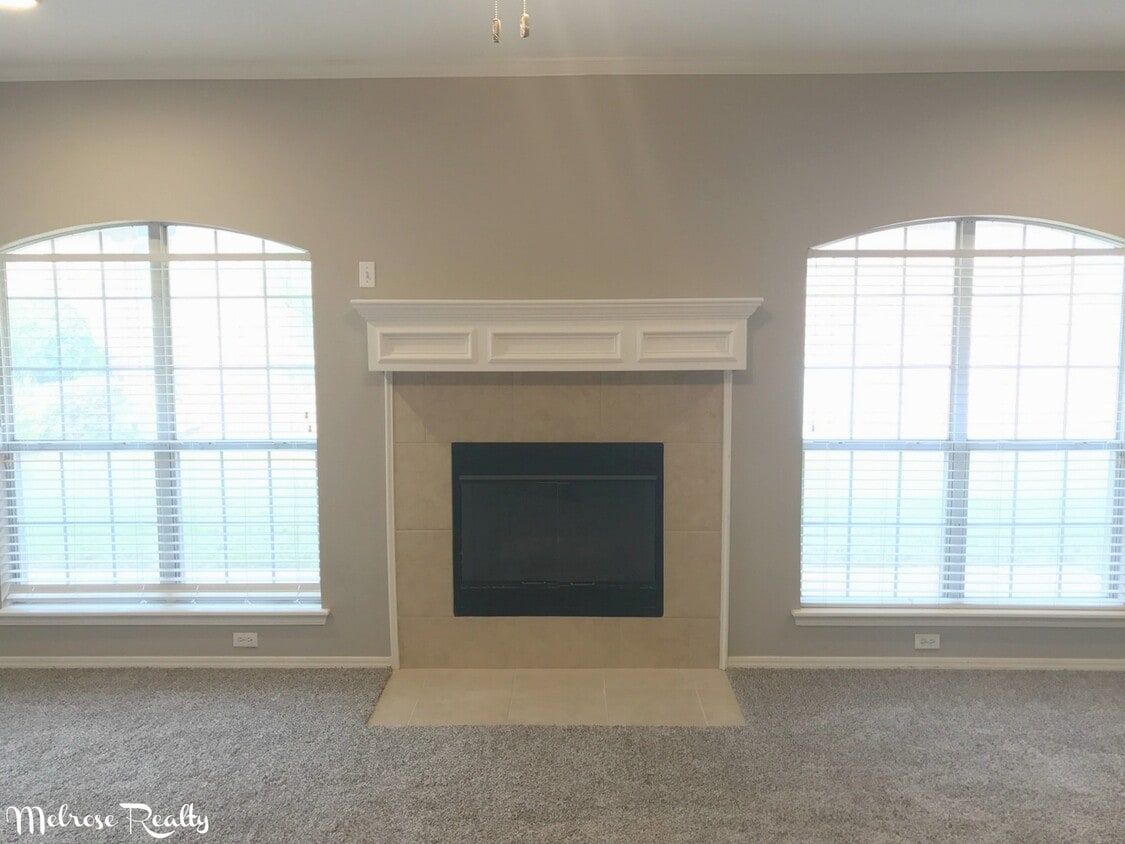 Building Photo - Gated Duplex in Southeast Edmond!