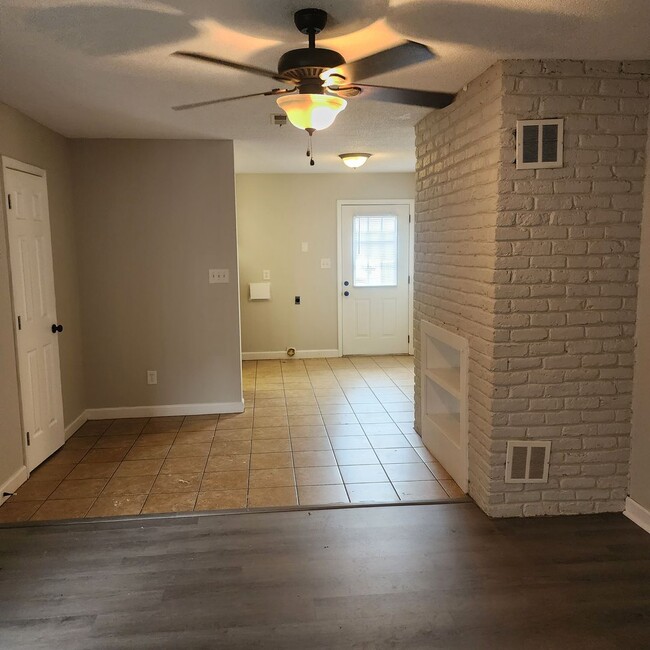 Building Photo - Remodeled 2 Bedroom Townhouse FOR RENT