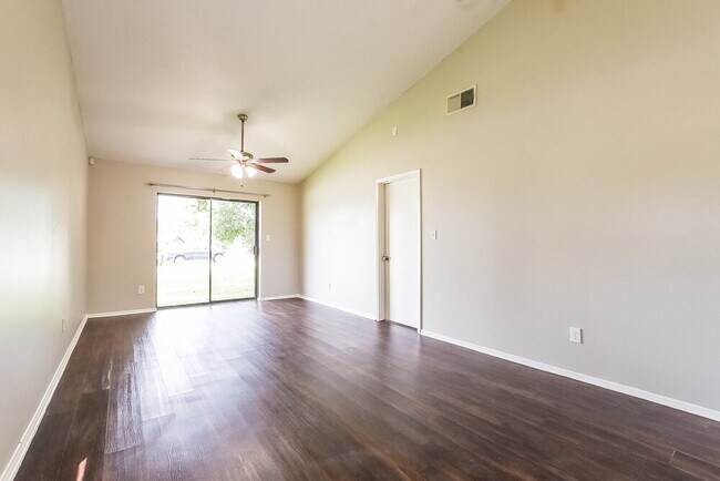 Foto del edificio - 8611 Drayton Ct