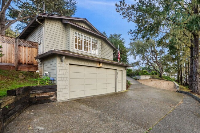 Foto del edificio - Spacious Three Bedroom Home in Country Club Area of Pebble Beach