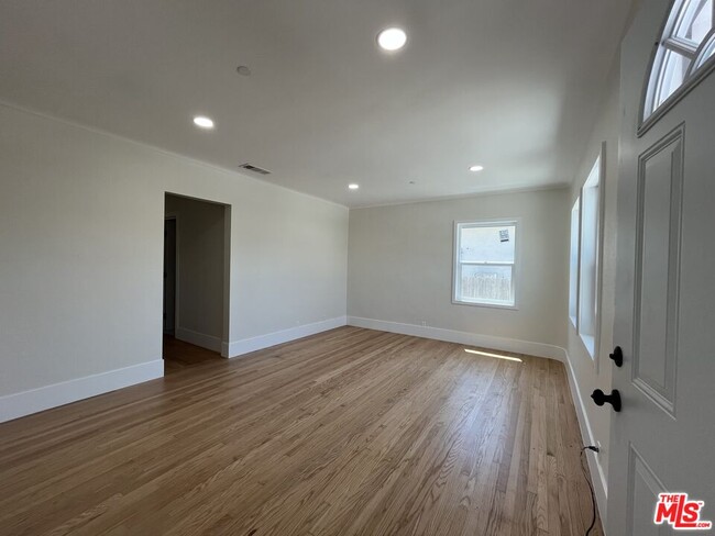 Foto del edificio - 8640 Baring Cross St