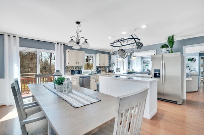 Building Photo - 10 High Meadows Dr