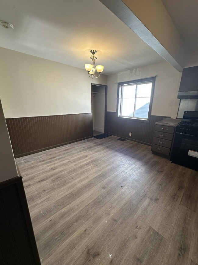 Building Photo - 121 Hackett St