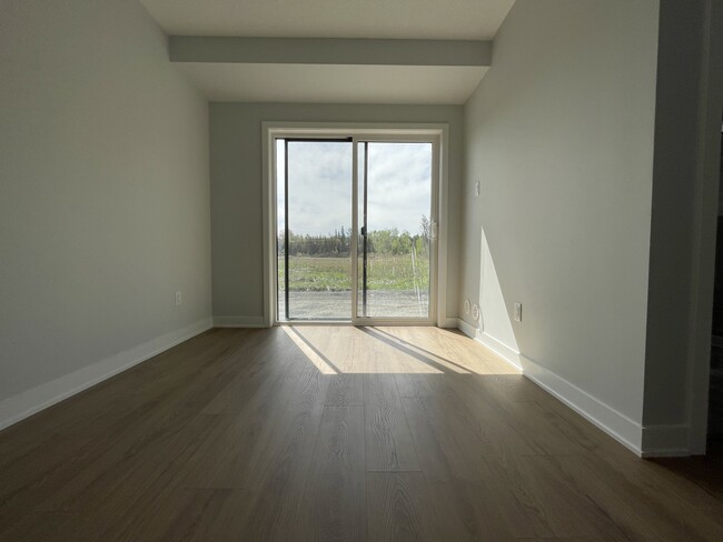 Photo du bâtiment - 2442 Watercolours Way