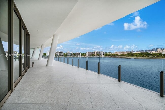 Foto del edificio - 5 Grove Isle Dr