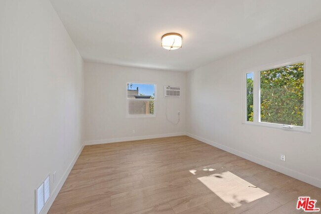 Building Photo - 1252 N Crescent Heights Blvd