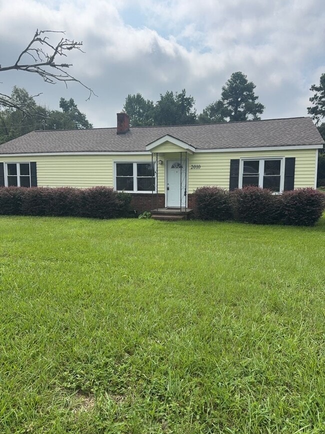 Building Photo - 3 bedroom Home- SECTION 8 ACCEPTED