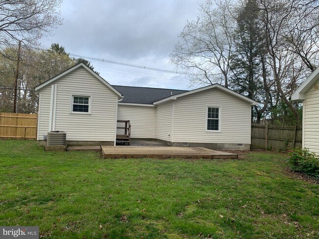 Building Photo - 1122 Horsepond Rd