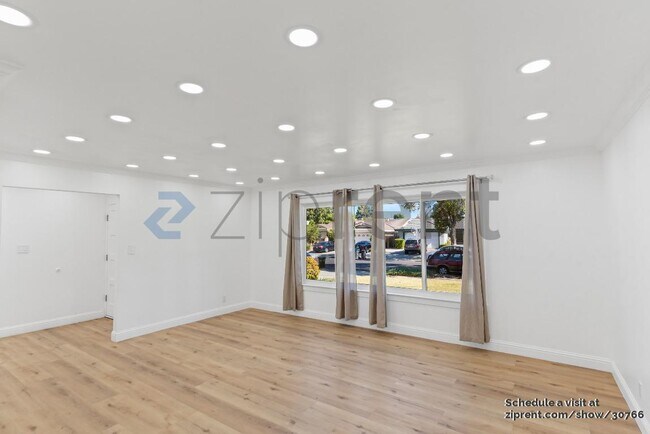 Building Photo - 2658 Plaza Claveles