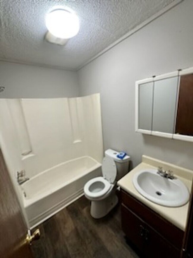 Building Photo - 10 Glenda Drive