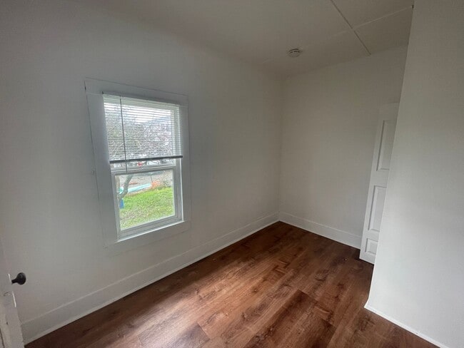 Building Photo - Cozy one bedroom with den and 1 car garage.  Nicely located right in the middle of town.
