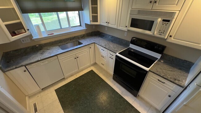 Foto del edificio - 28 Crossroads Ln