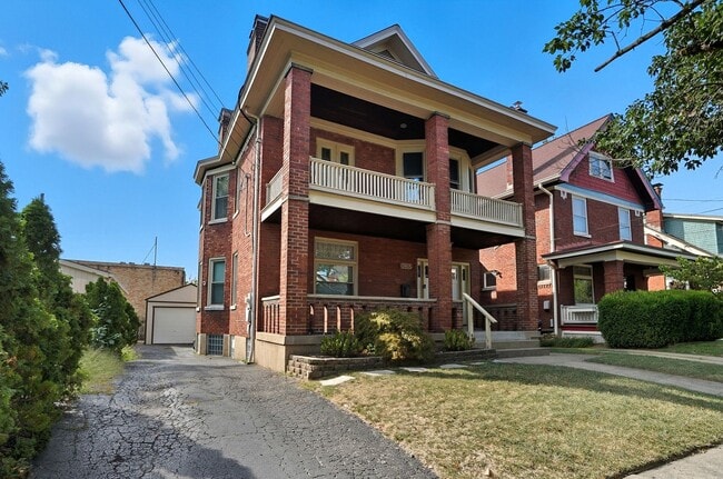 Building Photo - 6 Bed/3 Bath Remodeled Hyde Park Home w/Ce...