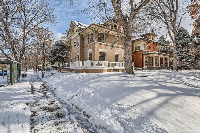 Beautiful 3-bedroom/2 bath unit in an Updated Victorian home in City Park! All utilities included... - Beautiful 3-bedroom/2 bath unit in an Updated Victorian home in City Park! All utilities included...