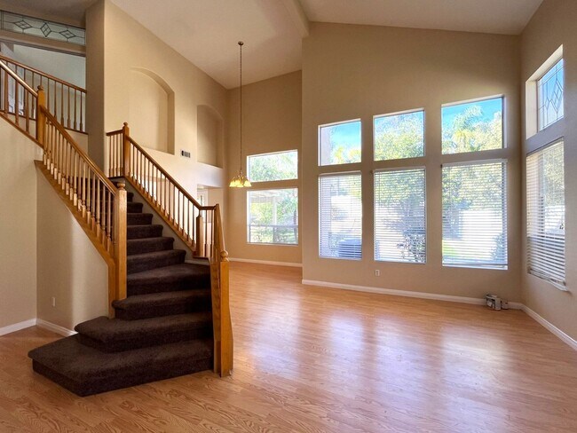 Building Photo - 4 bed, 3 bath located in Corona, CA!