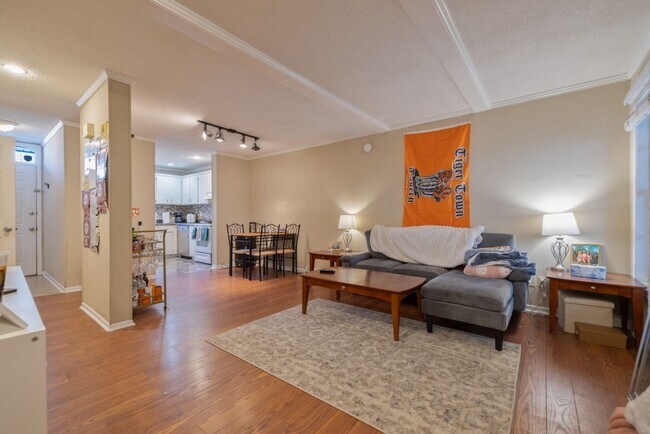 Building Photo - 204 Oak St