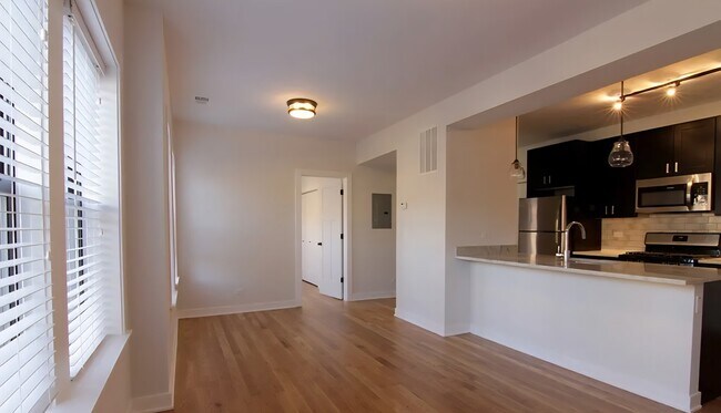 Foto del edificio - 2203 W Eastwood Ave