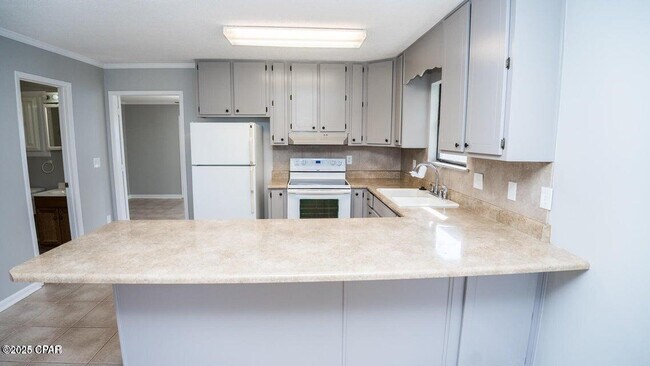 Building Photo - 247 Poinsettia Dr