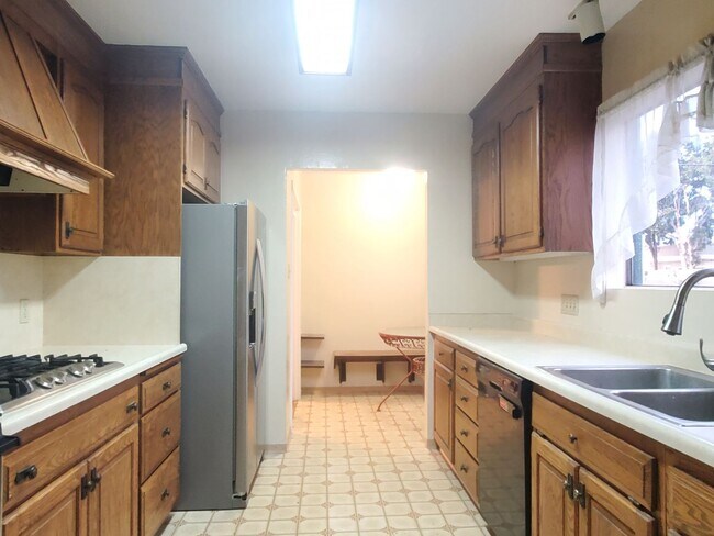 Foto del edificio - Nice Rose Garden Home, Wood Floors, Privat...