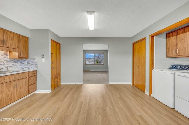 Building Photo - 809 Moosic Rd