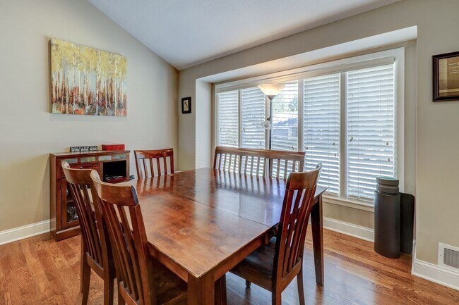 Foto del edificio - {9534} Updated Nall Hills Home + Two Car Garage + Finished Basement + 3 Full Baths!