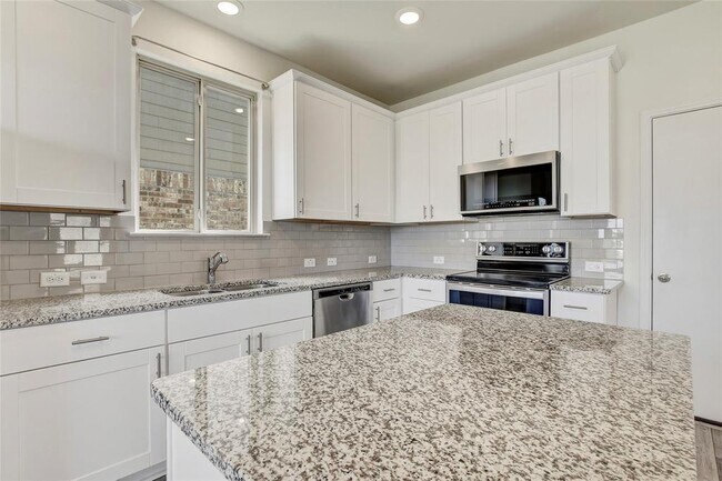 Foto del edificio - 449 Stone Water Ln