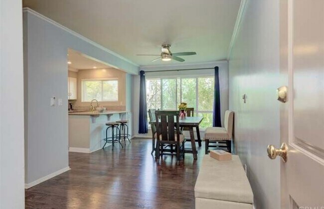 Foto del edificio - 3220 Merrill Dr