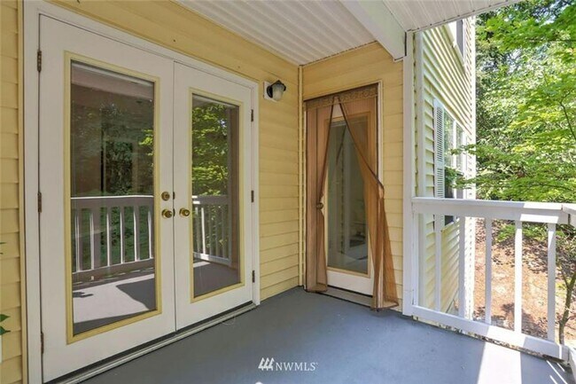 Building Photo - 2 Bedroom 2 bath ground floor condo at Mer...