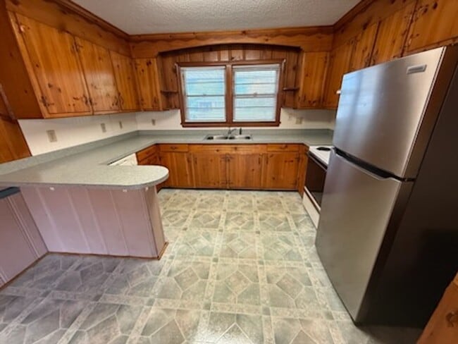 Building Photo - 1235 E Ave