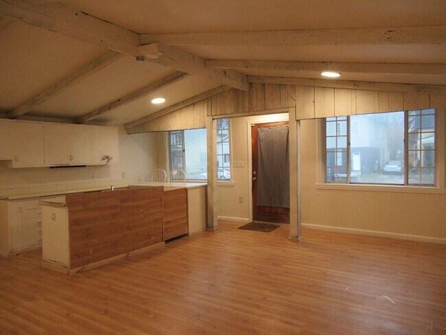 Building Photo - 3 br, 1 bath House - 549 East 12th