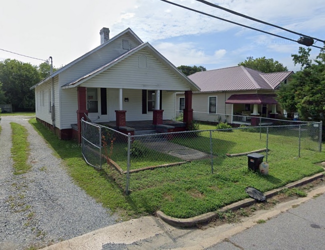 Building Photo - 1104 N George St