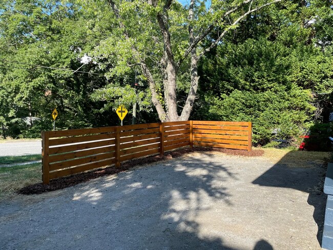 Foto del edificio - 1907 W Cone Blvd