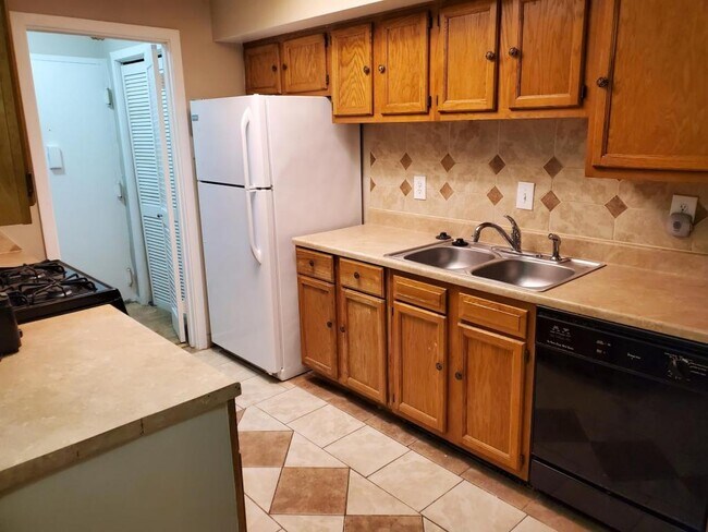 Foto del edificio - 10224 Prince Pl #106