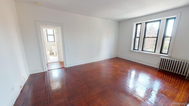 Foto del edificio - 108-25 72nd Ave