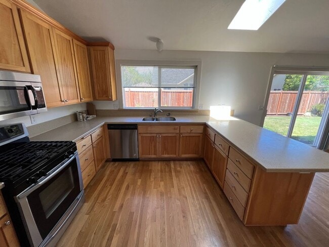 Building Photo - 4 Bedroom, 2 bathroom home located in Rive...