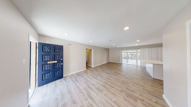Building Photo - Newly Renovated! 4BD/2BA