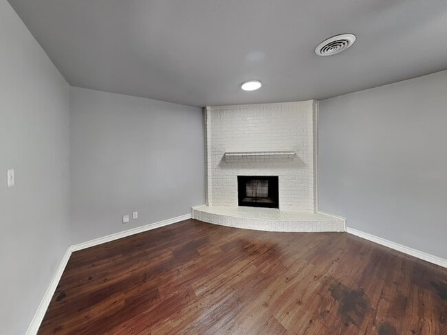 Building Photo - 639 Elton St