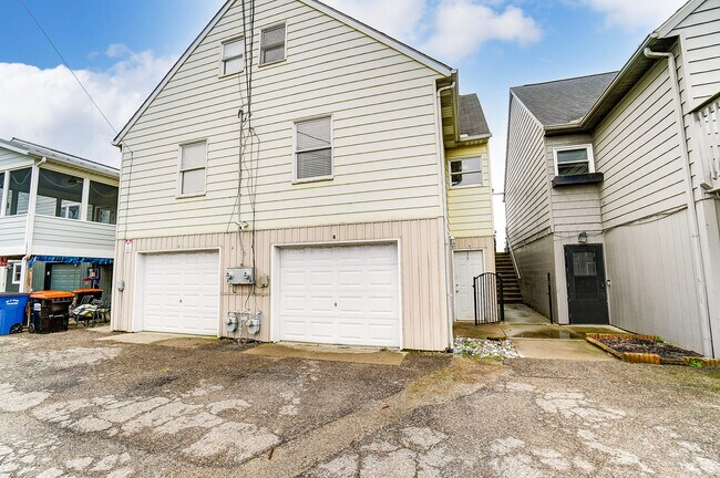 Unit B rear entrance on the right - 5269 N Bank Rd