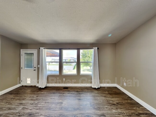 Building Photo - 6049 Bayshore Dr